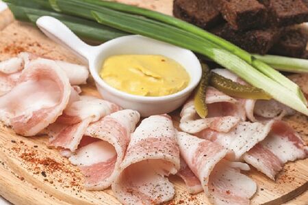 Сало с чесноком, ржаными гренками и зеленым луком