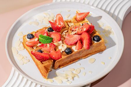 Вафля с ягодами и орехами