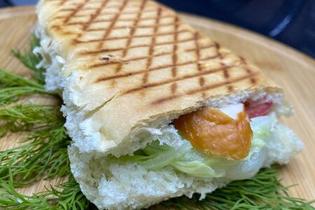 Панини с куриной грудкой и сыром Филадельфия