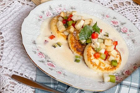 Домашние сырники с ванильным соусом