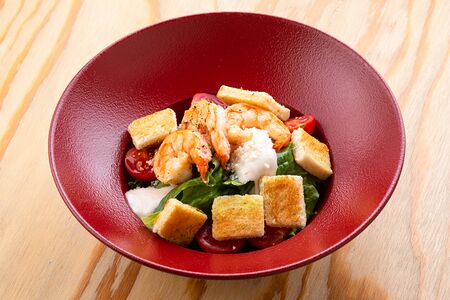 Салат Цезарь с креветками