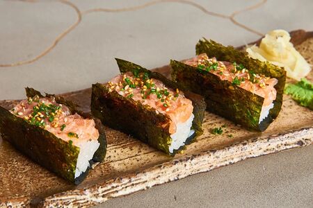 Хенд-ролл с мурманским лососем