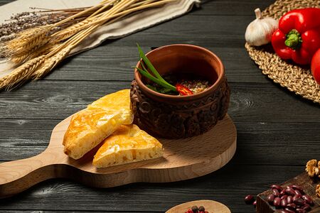 Лобио с пряной зеленью и грецким орехом