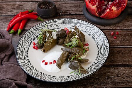 Толма с чесночным соусом