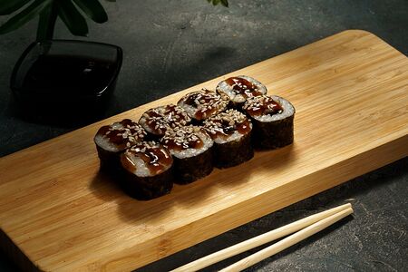 Маки с угрем