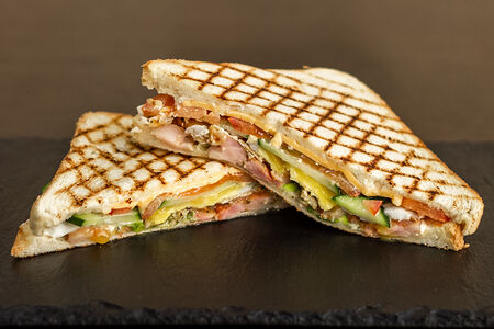 Сэндвич с беконом и яйцом