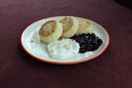 Сырники со смородиной и взбитой сметаной