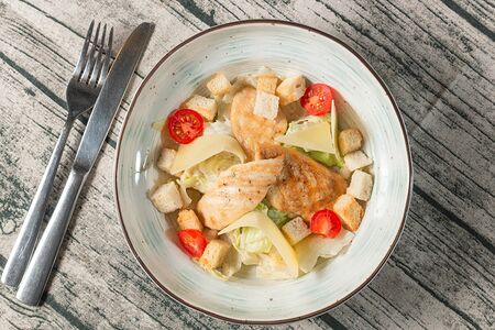 Салат Цезарь с курицей