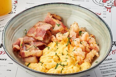 Скрэмбл с беконом и креветками