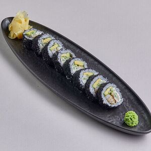 Черный ролл с угрем и креветкой