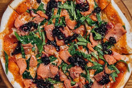 Пицца с копчёный лососем и смородиной