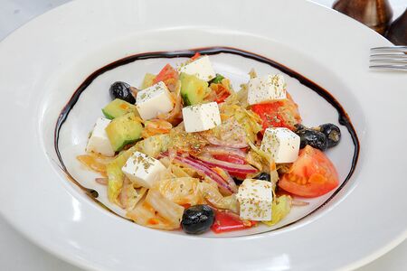 Салат Греческий с маслинами и миндалем