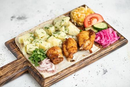 Курица с картофельными дольками и овощами