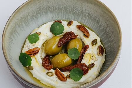 Взбитая фета с вялеными томатами и оливками