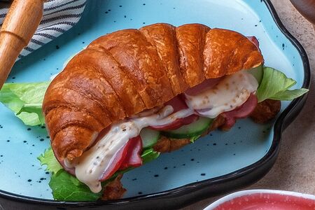 Круассан с ростбифом