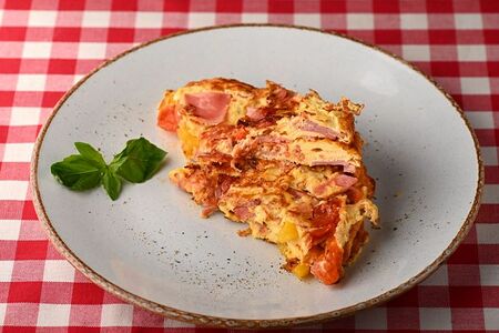 Омлет с ветчиной, помидорами и сладким перцем