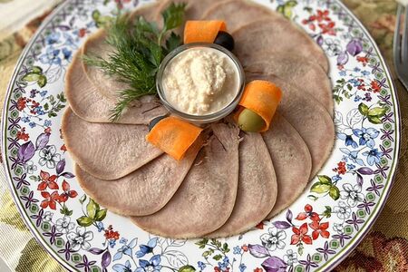 Телячий язык с соусом сметана-хрен