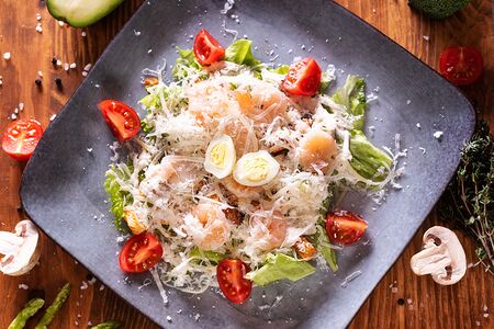 Салат Цезарь с креветками