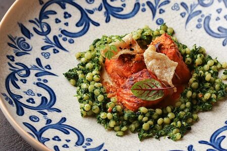 Лосось с пастой птитим и миндальном баже