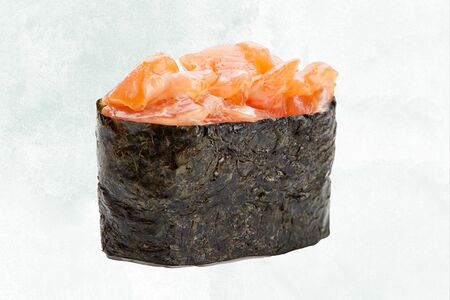 Гункан с лососем