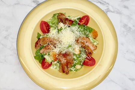 Салат Цезарь с курицей