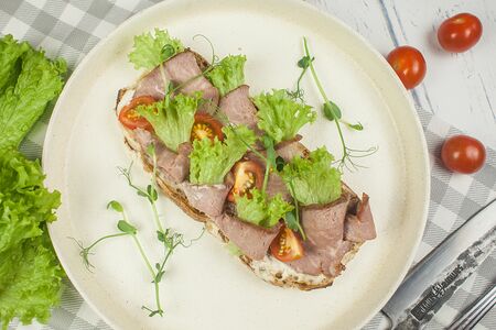 Брускетта с ростбифом