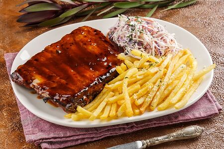 Ребра в соусе барбекю с картофелем фри