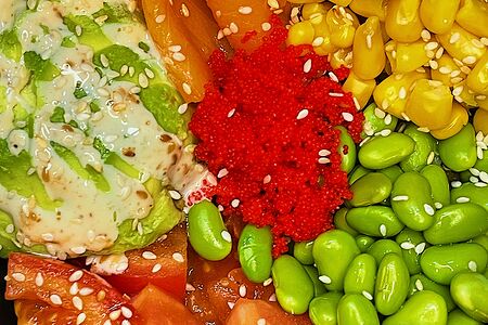 Поке боул на киноа с лососем