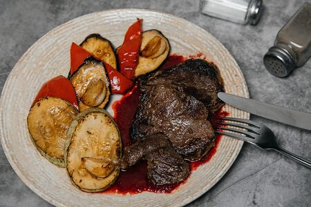 Медальон под вишневым соусом