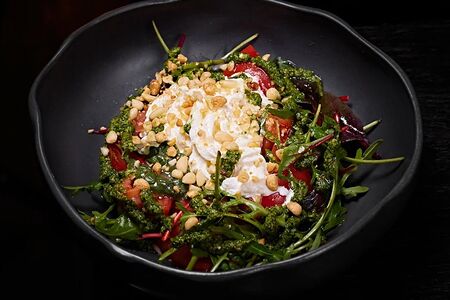 Салат со страчателлой, томатами и юдзу