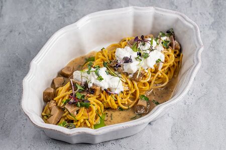 Спагеттини с белыми грибами и страчателлой