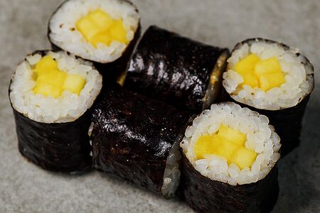 Маки с манго