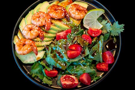 Салат со свежим шпинатом, креветками и авокадо