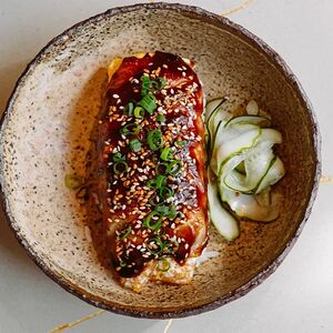 Угорь BBQ с омлетом и маринованным огурцом