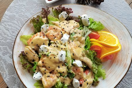 Тёплый салат с морепродуктами