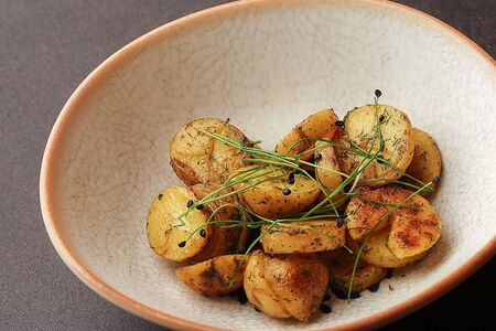 Молодой картофель со сванской солью