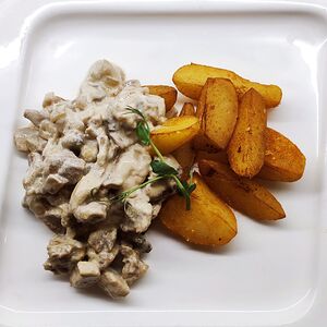 Свинина с шампиньонами в сливках