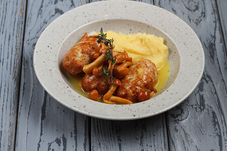 Куриные котлеты с пюре и соусом из опят