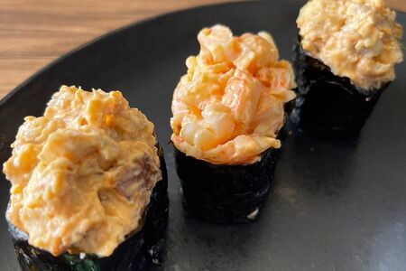 Острые суши с лососем, угрем и креветкой