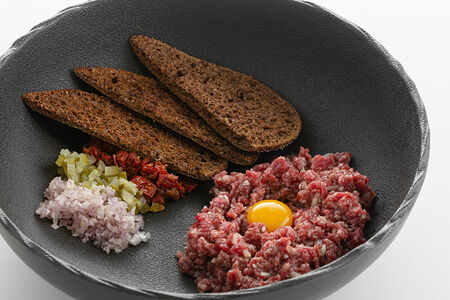 Тартар из говядины с пармезаном