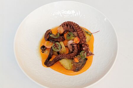 Осьминог с печеным картофелем и кремом из сладкого перца