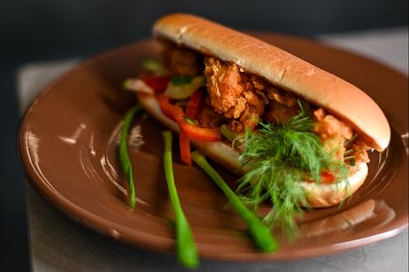 Хот-дог с курицей в ореховом соусе