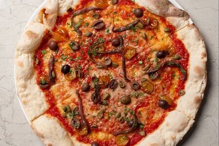 Пицца Анчоусы и вяленые томаты