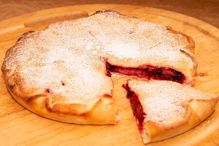 Осетинский сладкий пирог с брусникой и яблоком