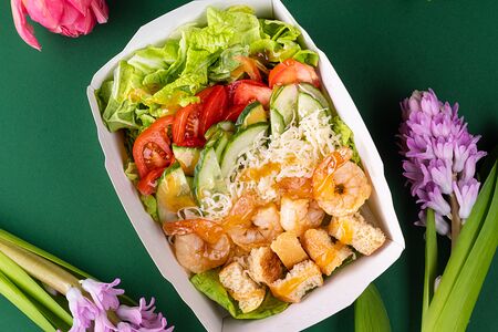 Салат Цезарь с креветками