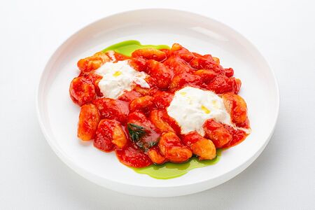 Ньокки, помидор и страчателла