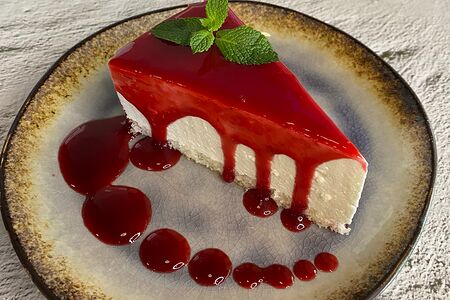 Чизкейк с малиновым соусом