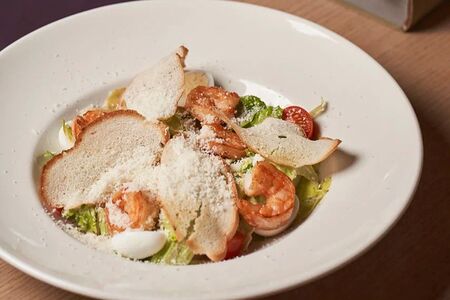 Салат Цезарь с креветками