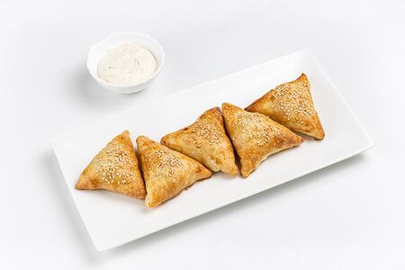 Самса с соусом сальса