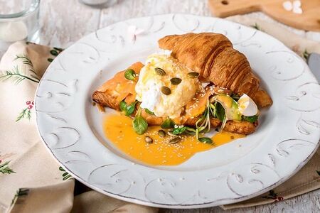 Круассан с лососем и яйцом пашот